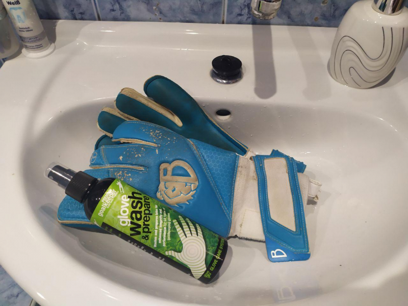 Cредство для мытья и ухода за вратарскими перчатками  GLOVEGLU PREMIUM GLOVE WASH & PREPARE (250ml)
