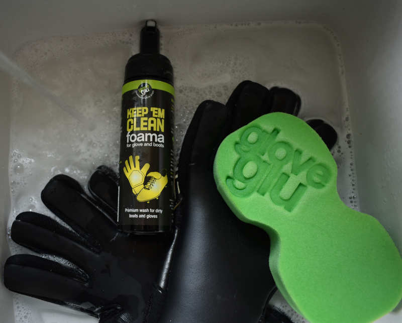 KEEP 'EM CLEAN губка для очистки вратарских перчаток и футбольных бутс
